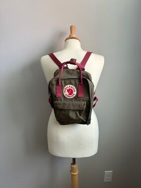 Fjallraven Kånken Mini Backpack - Olive Green with Berry Pink Accents